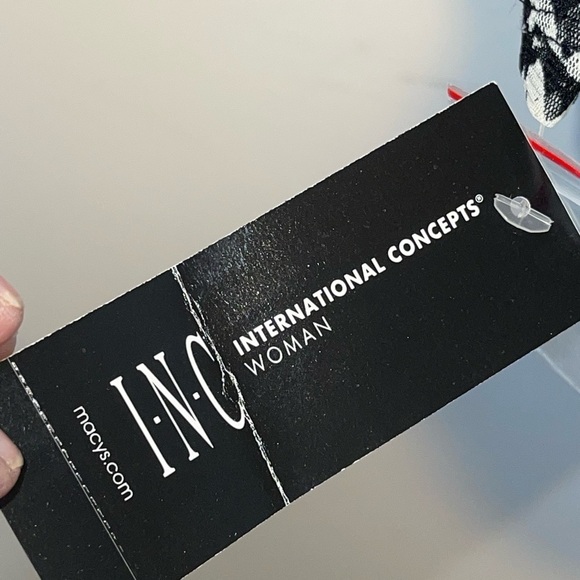 NWT- I.N.C. Apres Glam mini arrow blouse. Size 2X - Picture 8 of 9